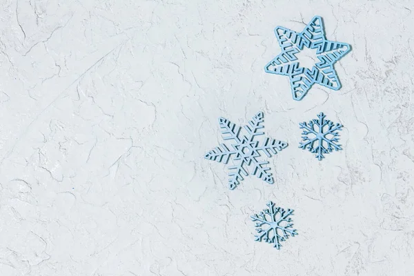 Vánoční Prodejní Plakát Modrými Sněhové Vločky Světlém Pozadí Kopírovacím Prostorem — Stock fotografie
