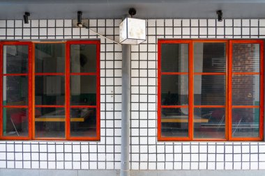 Izgara çizgisi olan beyaz duvarlı kırmızı pencere çerçevesi