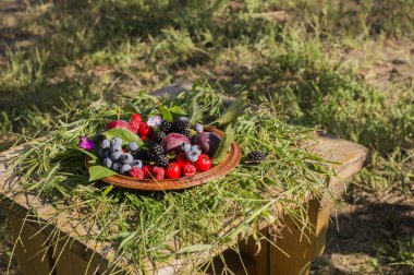 Tabak taze yaz meyveleri ile