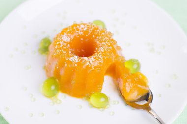 Kabak-zencefil jöleli nane küreler ve havyar ile