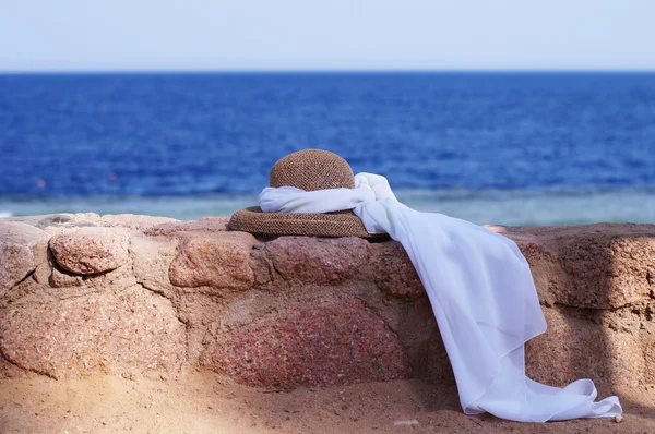 Women's hat on sea background — Stock Photo, Image