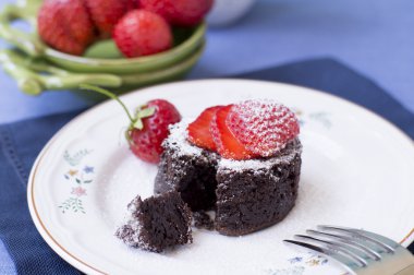 Çilek ile lezzetli kek