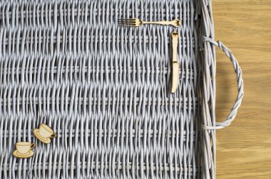 Hasır tepsi ve ahşap rakamlar