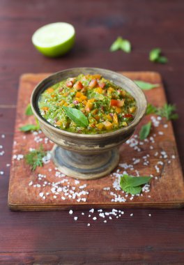 Bir kase içinde ev yapımı Salsa sos