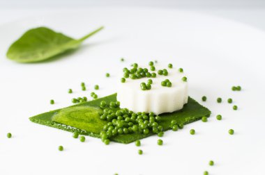 Mozzarella puding, ıspanak havyar, ıspanak sos ve yeşil pape