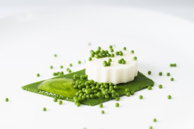 Mozzarella puding, ıspanak havyar, ıspanak sos ve yeşil pape