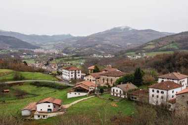 Navarra 'daki Zugarramurdi kasabasının manzarası, dağlarla çevrili bir manzara. Cadı Köyü.