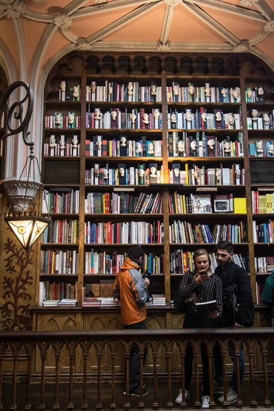 Oporto Portugal Octubre 2018 Gente Hojeando Libros Dentro Famosa Librería — Foto de Stock