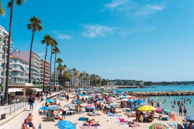 Antibes - Ağustos 2021: Fransız Riviera 'sında Juan Les-Pins' in kalabalık plajı