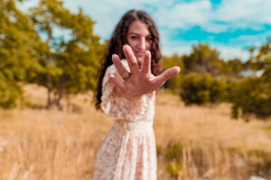 Genç bir kadın, evli bir ittifak kurmak için elini uzatıyor..