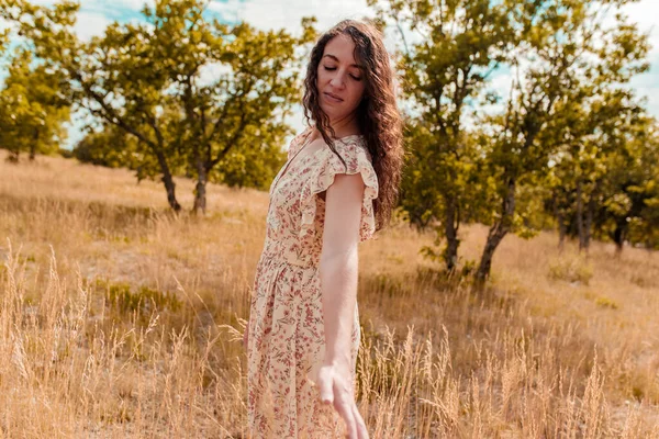 Jonge Pensive Vrouw Lopen Een Veld Van Lange Spikes — Stockfoto