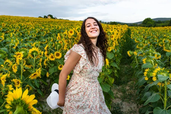 Mujer Joven Sonriente Caminando Medio Campo Girasoles —  Fotos de Stock