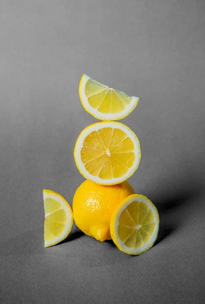 Nihai Gri Arka Planda Dilimlenmiş Yeşil Limonlu Limon Turunçgil Meyvesi — Stok fotoğraf