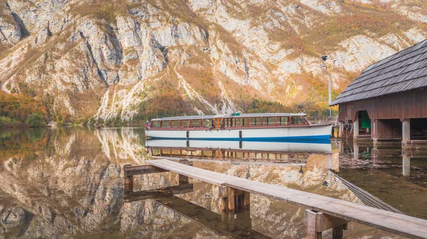 Spokojna Refleksja Łodzi Łodzi Dniu Autuman Nad Jeziorem Bohinj Parku — Zdjęcie stockowe