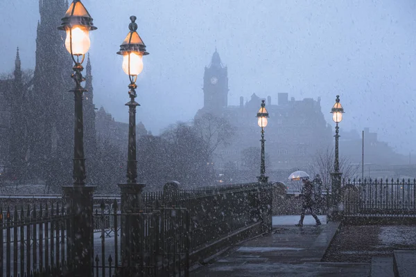 Ein Schneesturm Schottischen Edinburgh Stört Einen Pendler Mit Regenschirm Vor — Stockfoto