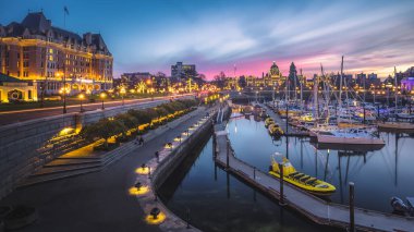 Günbatımı şehir manzarası iç liman manzarası, Fairmont İmparatoriçe Oteli ve Britanya Kolumbiyası Yasama Meclisi Victoria, B.C., Kanada Noel tatilleri boyunca.