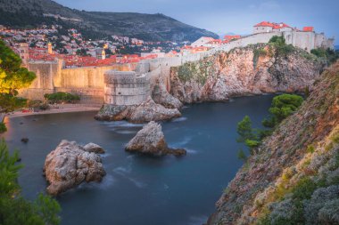 Hırvatistan 'ın Adriyatik Denizi üzerindeki tarihi Dubrovnik kenti ve kent duvarlarının akşam manzarası.