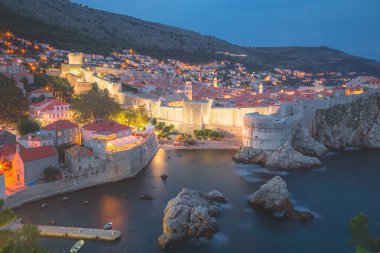 Hırvatistan 'ın Adriyatik Denizi üzerindeki tarihi Dubrovnik kenti ve kent duvarlarının akşam manzarası.