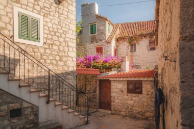 Hırvatistan 'ın şirin Split kentinde güneşli bir öğleden sonra meydana gelen ilginç bir mahalle sahnesi.