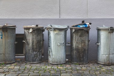 Çek Cumhuriyeti Cesky Krumlov arka sokağında metal çöp tenekeleri yan yana dizildi.