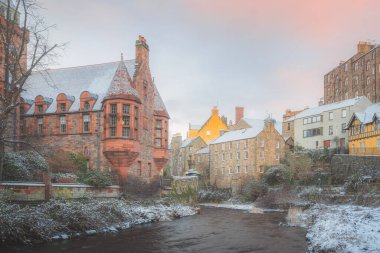 Edinburgh, İskoçya 'daki tarihi Dean Village' da güzel bir öğleden sonra taze bir kar yağışı sonrası.