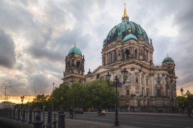 Berlin 'in başkenti Berlin' deki müze adasındaki ünlü Berlin Katedrali (Berliner Dom).