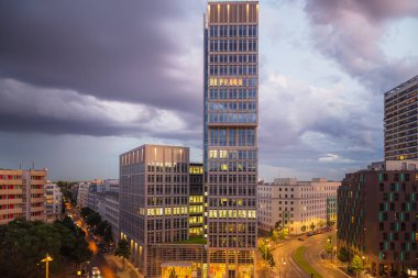 Doğu Berlin Tasarruf Bankası binası (Ostdeutscher Sparkassenverband), Berlin 'in Spittelmarkt kentindeki dramatik fırtınalı gökyüzüne karşı.