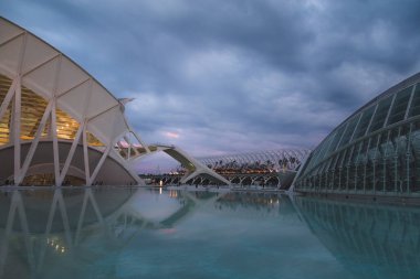Valencia, İspanya 'da güneşli bir günde Sanat ve Bilim Şehri' nin modern mimarisi..