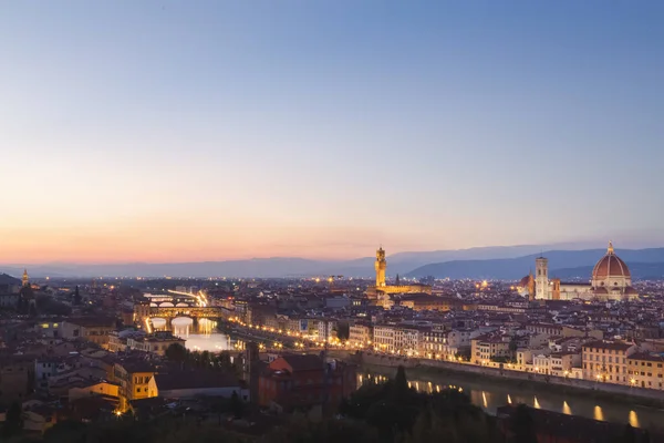 旧市街の夕日の景色フィレンツェのスカイライン アルノ川とサンタ マリア フィオーレ大聖堂 Duomo Piazzaleミケランジェロから — ストック写真