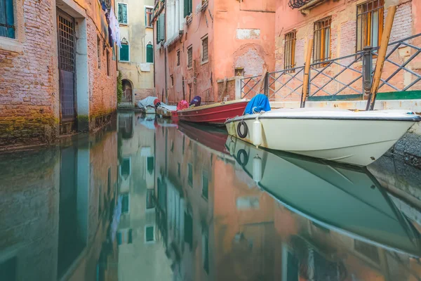 Arquitectura Veneciana Brillante Colorida Con Botes Estacionados Sobre Canal Tranquilo — Foto de Stock