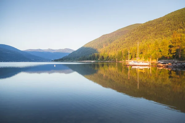Una Hermosa Tranquila Mañana Verano Amanecer Lago Kootenay Con Vistas — Foto de Stock
