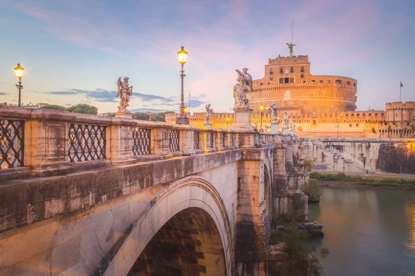 アンジェロ橋を渡ってサン アンジェロ城を望むティバー川を渡るラツィオ地域のイタリアの首都ローマの日没時に — ストック写真