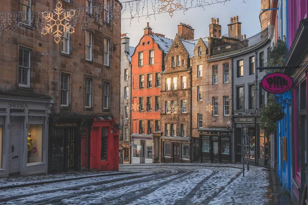 Edinburgh Kleurrijke Victoria Street Een December Morgens Een Lichte Nacht — Stockfoto
