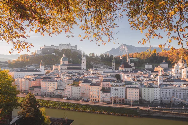 Vista Temprana Mañana Salzburgo Austria Río Salzach Con Hojas Otoño — Foto de Stock