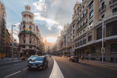 İspanya 'nın başkenti Madrid' de Gran Via 'nın işlek alışveriş caddesi boyunca akşam trafiği.