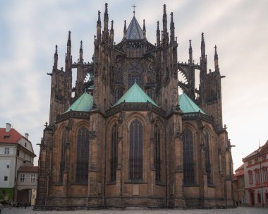 Akşam vakti Prag Şatosu 'nun bahçesindeki St. Vitus Katedrali' nin arkasında..