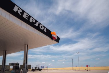 Madrid, İspanya 'ya giden 175. Bölge' deki Repsol benzin istasyonu..