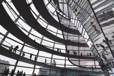 Turistler ve yerel halk, Almanya 'nın Berlin kentindeki Brandenburg Kapısı' nda akşam güneşinin keyfini çıkarıyorlar.