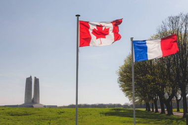 Kanada Ulusal Vimy Anıtı, Vimy Ridge Muharebesi 'nde Fransa' yı savunmak için savaşan Kanadalı askerlerin anısına dikildi.