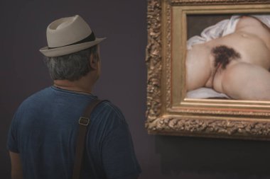 Paris, Fransa - 22 Ağustos 2015: Gustave Courbet 'in ünlü başyapıtı' L 'Origine du Monde' a bakan Orsay Müzesi 'ne bir ziyaretçi