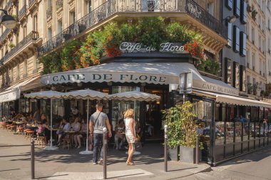 Ünlü Cafe de Flore, Paris 'in en eski kahvehanelerinden biri ve Saint Germain 6. Bölge' deki ünlü yazar ve filozof müşterileri ile ünlüdür..