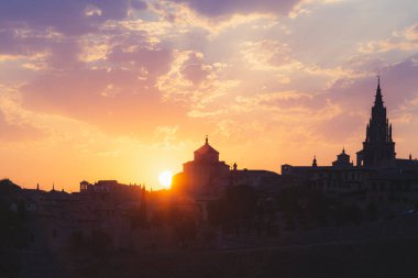 Günbatımında İspanya 'nın tarihi Toledo siluetinin silueti.