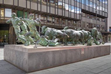 Rafael Huerta 'nın Encierro Anıtı. Pamplona' nın göbeğinde yer alan San Fermin Festivali ve tartışmalı Bulls Koşusu..
