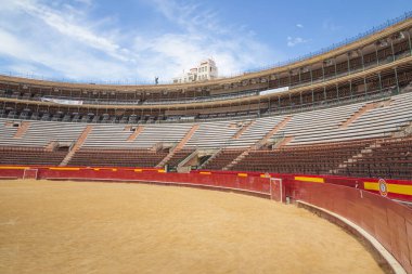 Boğa güreşinin tartışmalı seyirci sporuna ev sahipliği yapan boş bir Plaza de Toros meydanına iç bakış.