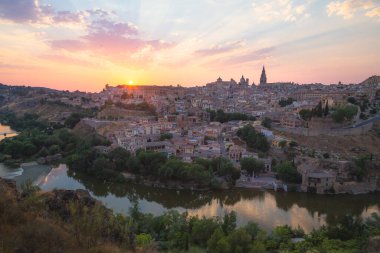 Günbatımında tarihi Toledo kasabası, İspanya ve Tagus Nehri manzarası
