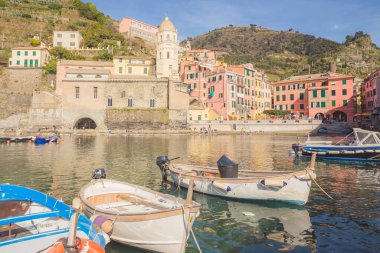 Ligurian kıyısındaki Cinque Terre 'yi oluşturan beş köyden birini oluşturan popüler bir sahil turizm beldesi olan Vernazza köyü.