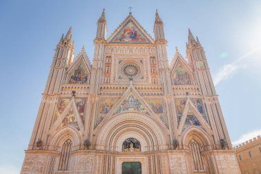 İtalya 'nın Orvieto kentindeki tepedeki Umbria kasabasında Katolik Duomo di Orvieto' nun 14. yüzyıldaki muhteşem cephesi.