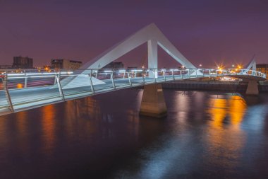 Glasgow, İskoçya 'daki Clyde Nehri üzerindeki Squiggly Köprüsü