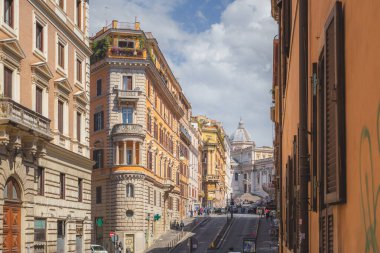 İtalya 'nın başkentinde güneşli bir günde Roma' nın merkezinde kalabalık bir sokak sahnesi..