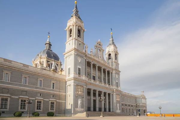 Die Almudena Kathedrale Vor Dem Eingang Zum Königspalast Ist Sitz — Stockfoto